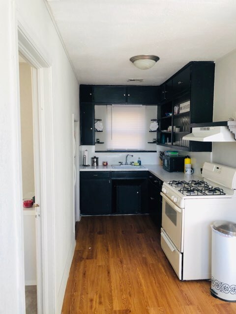 Primary Photo - 922 1/2 Elm St