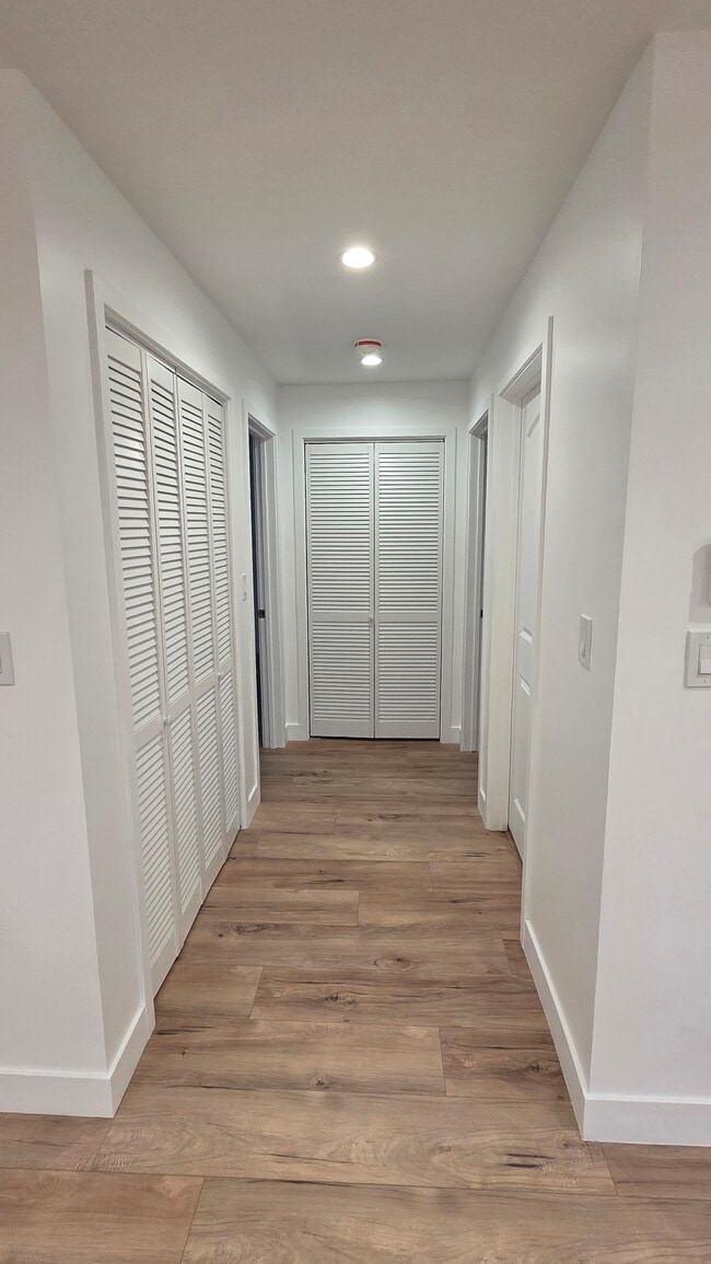 Building Photo - 805 W Glenoaks Blvd