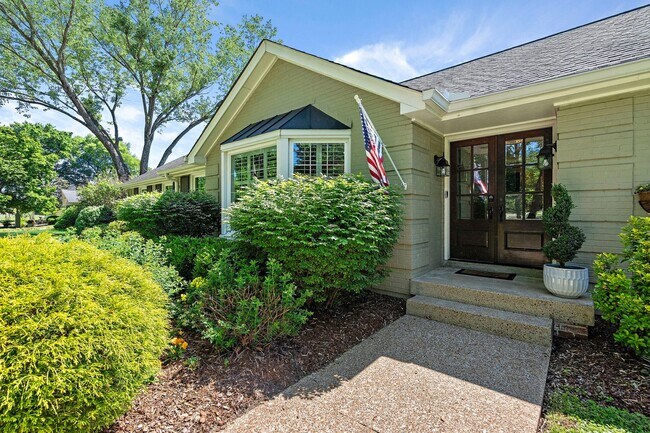 Building Photo - Spacious Hillwood Estate