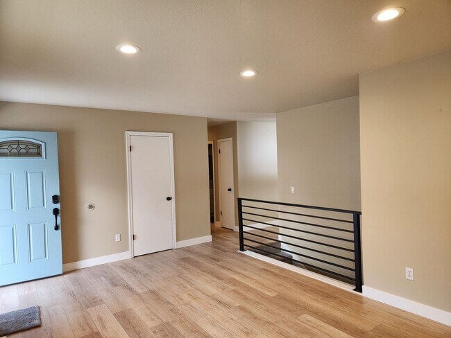 Building Photo - Great 5 Bed 3 Bath Remodeled Home