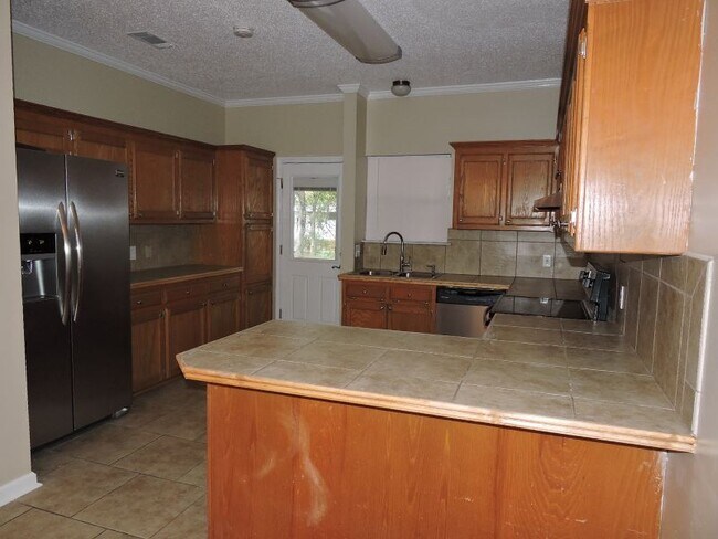 Foto del edificio - Great 3 Bedroom, 2 Bath Home - No Carpet