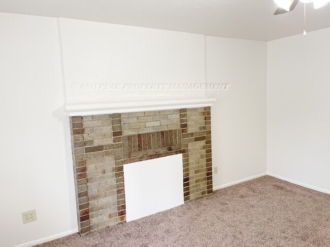 Living room - 372 I St