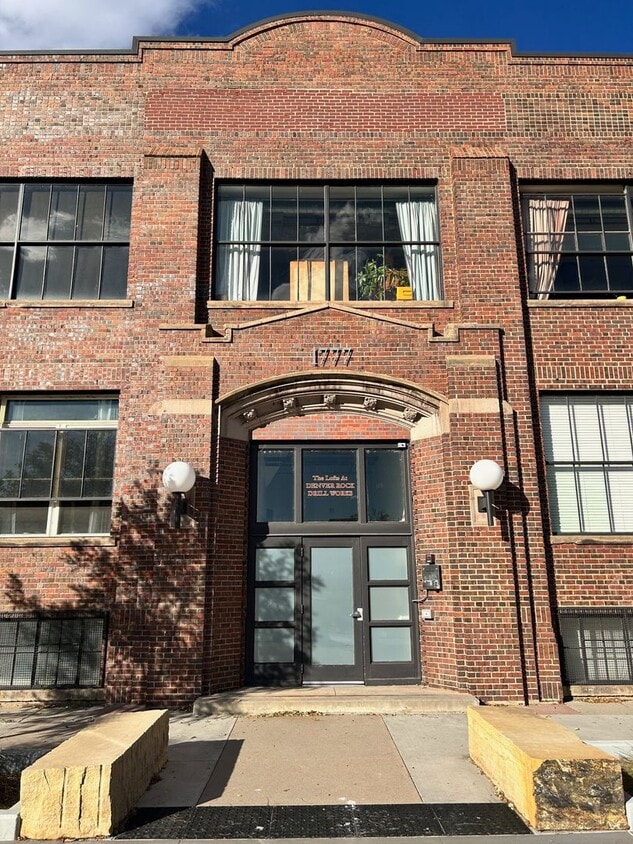 Cozy Studio Home - 1777 East 39th Avenue