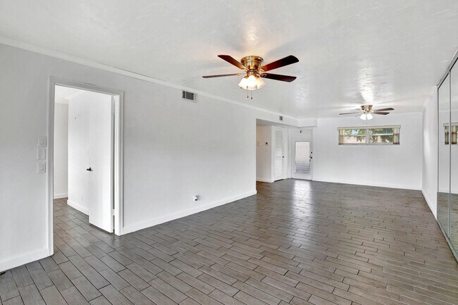 Foto del edificio - 9400 N Hollybrook Lake Dr