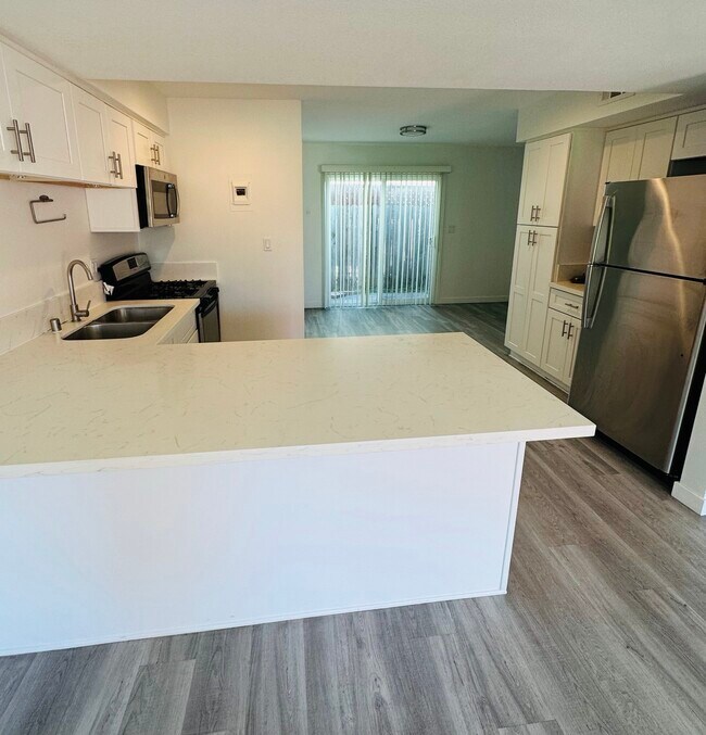 Building Photo - 2965 Mendoza Dr