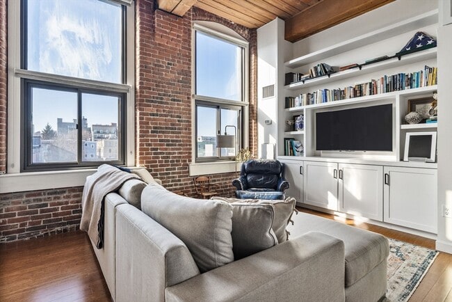 Building Photo - 320 W 2nd St