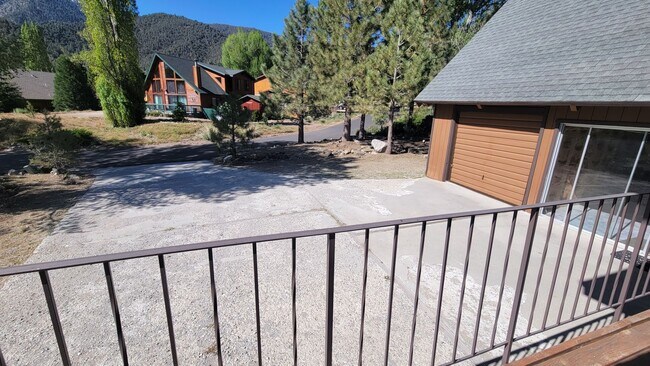 Building Photo - 4 Bedroom Mountain Home Close to Town!
