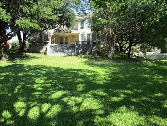 Building Photo - 9250 Westwood Shores Ct