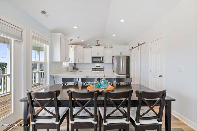 Building Photo - 1106 S Topsail Dr