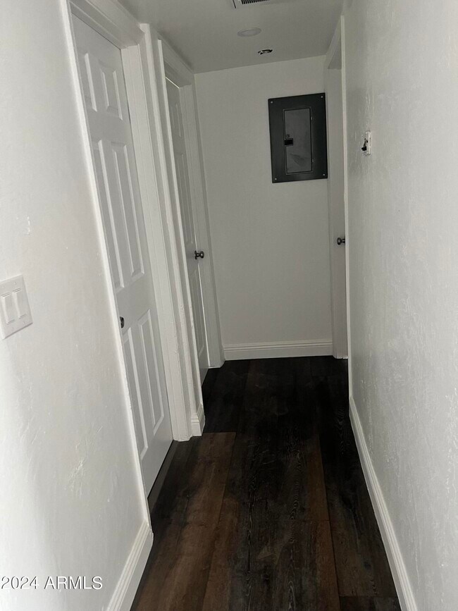 Foto del edificio - 5912 West Myrtle Ave