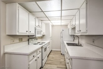 Building Photo - 3683 Villa Knolls E Dr