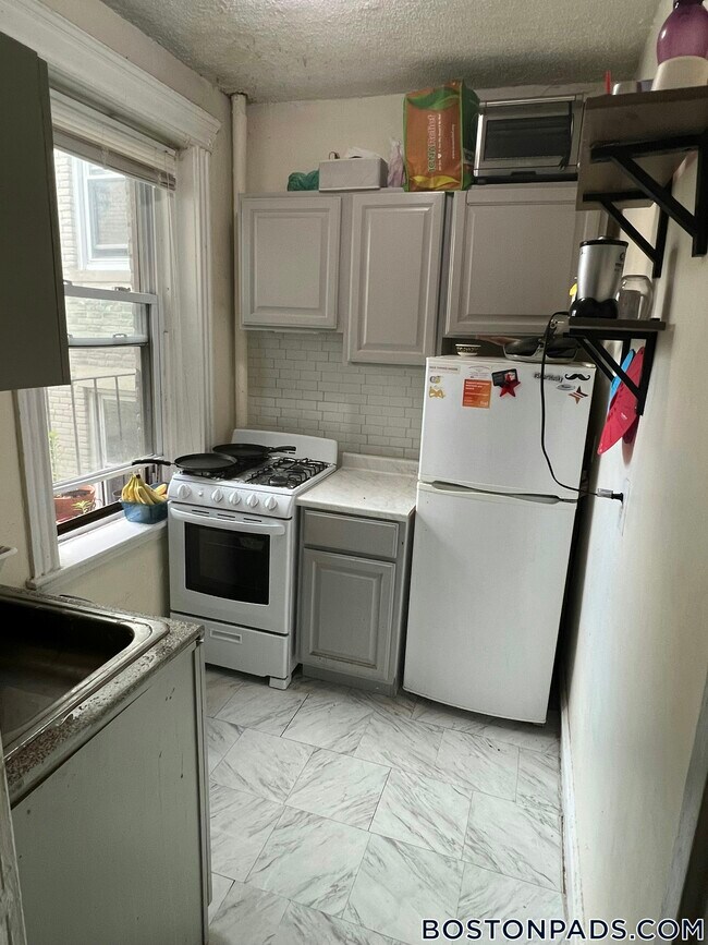 Building Photo - 364 Riverway