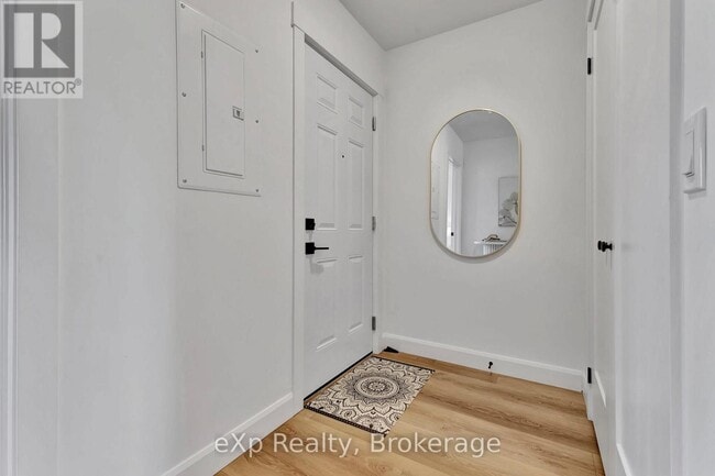 Building Photo - 27 Malcolm Cres