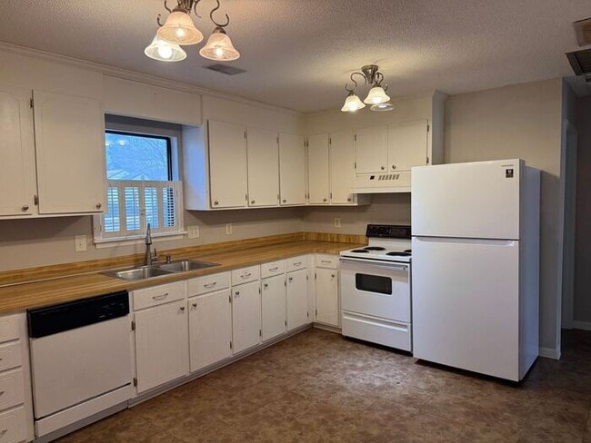 Foto del edificio - T.R. Lawing Realty Property