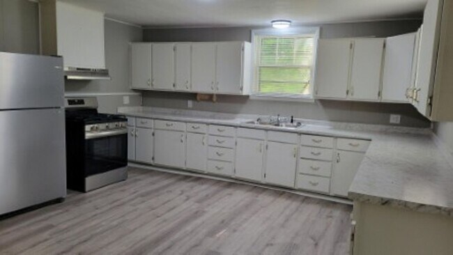 Building Photo - Gorgeous 2br/1ba home, recently remodeled,...