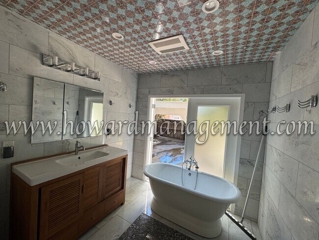 Building Photo - Private and Cozy 4 Bedroom Home located in...