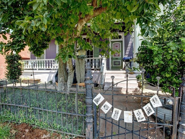 Building Photo - Historic 2 Bedroom Uptown Duplex in New Or...