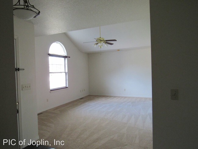 Building Photo - 2 br, 2 bath House - 501 W. Briarbrook