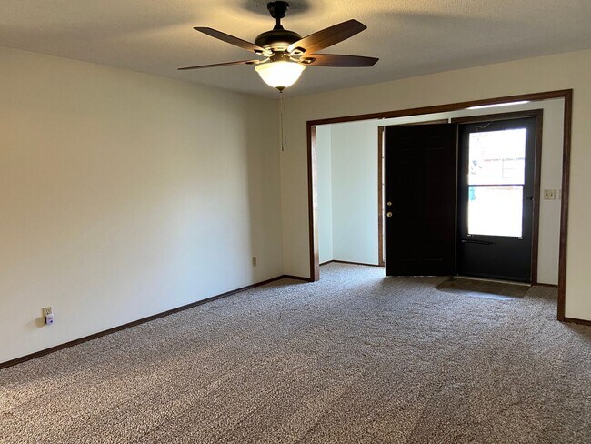 Building Photo - All brick 3 Bed, 2 Bath, 2 Car Garage Ranch