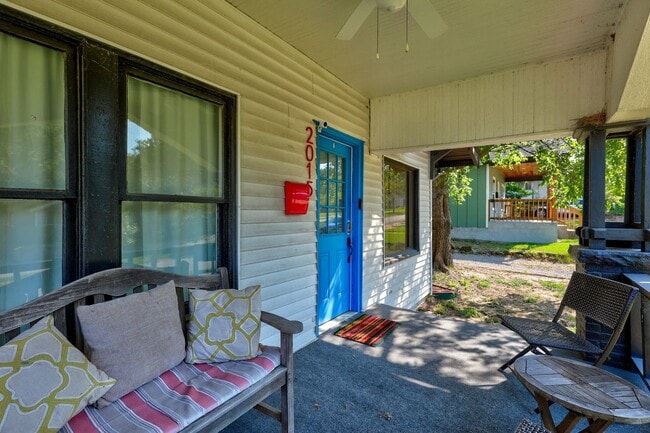 Building Photo - Fully Furnished in Owen Park!