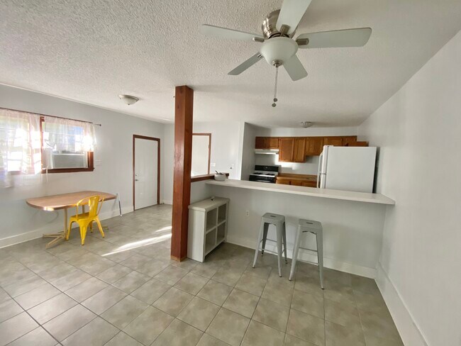 living area w/ open floor plan - 5105 Laurel St