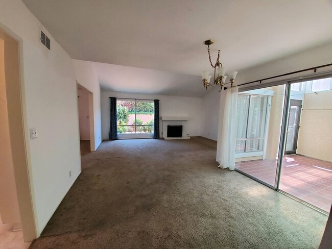 Building Photo - Spacious 4bd/2ba Condo with Double Car Garage