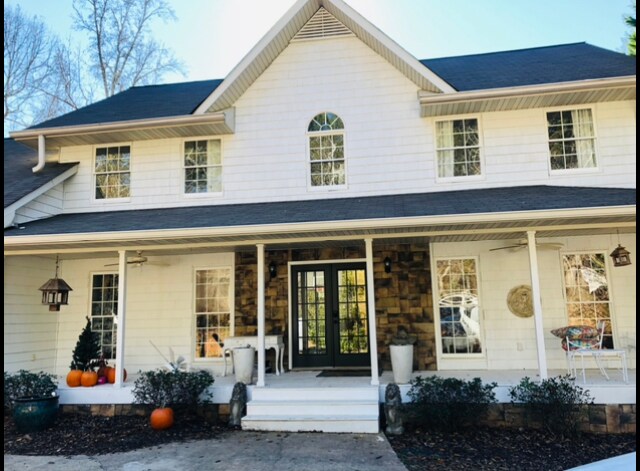 Front of farmhouse - 950 Sycamore Dr