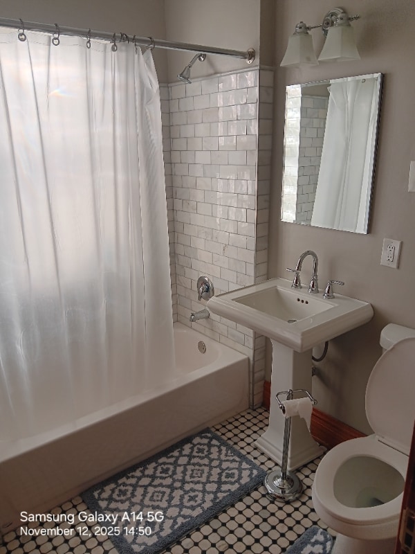 Building Photo - 552 N Lawler Ave