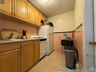 Building Photo - 1063 Beacon St