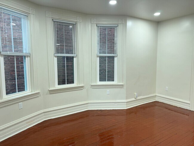Foto del edificio - Newly Renovated 3 Bedroom 2 Bathroom Apartment in Prime Location - Washer/dryer in unit!