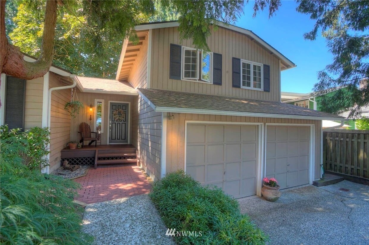 Primary Photo - 3 bedroom 2.5 bathroom single family house...