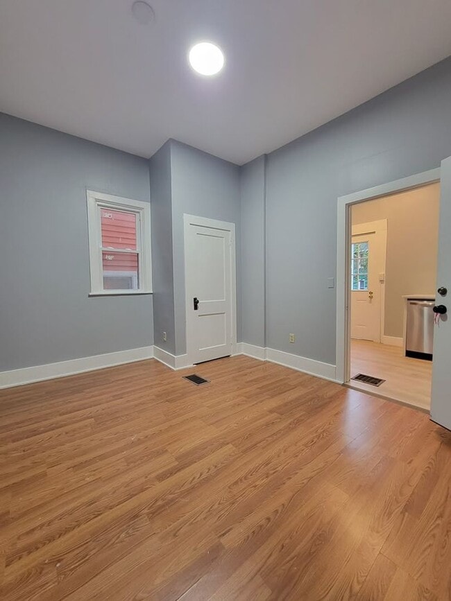 Building Photo - 108 2nd St