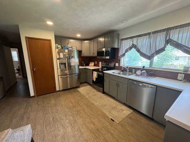 Building Photo - 3 +1 Bed, 1 Bath with attached garage