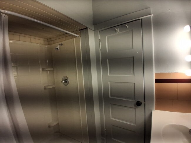 Building Photo - 1010-1 Vermilion-N