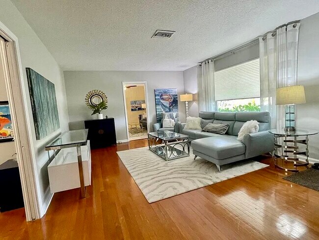 Foto del edificio - 235 Fordham Dr