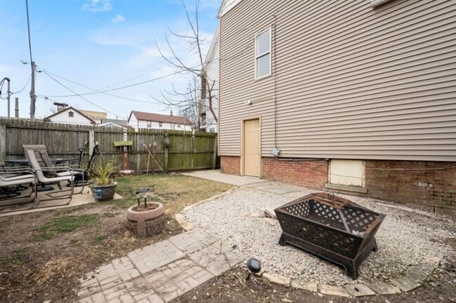 Building Photo - 716-716A-718 E Pearson St