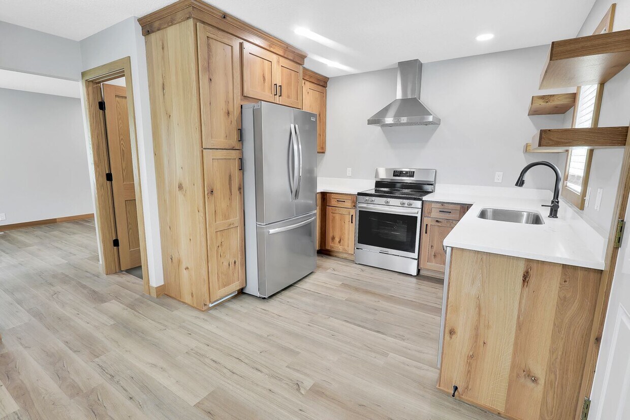 Foto principal - 3+ Bedroom Home in Quiet Neighborhood