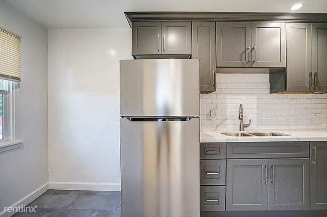 Building Photo - 1 br, 1 bath Apartment - 1741 Cedar Avenue 3