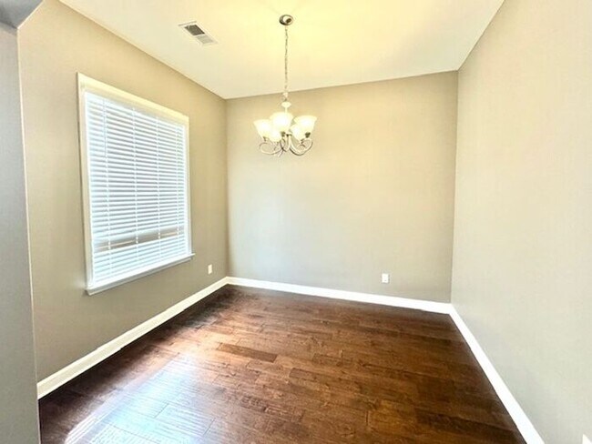 Building Photo - Availalbe Now! 4-Bedroom 3 Bath Home In Ol...