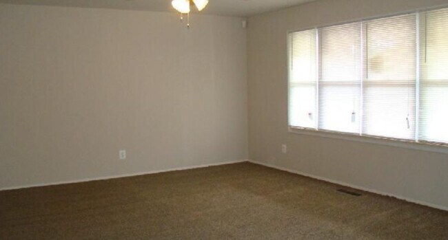Building Photo - 12 Ember Ln