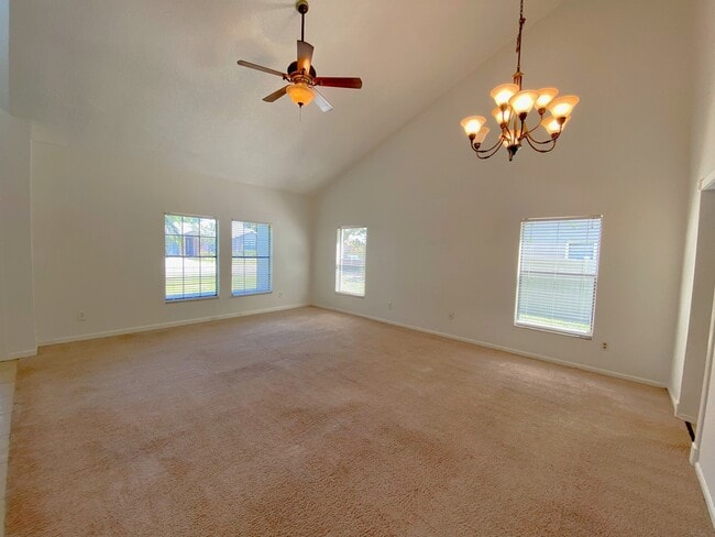 Building Photo - 3015 Crested Cir