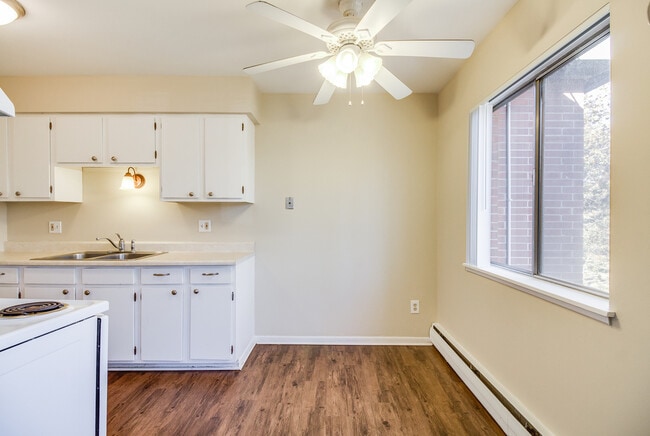 Interior Photo - Shiawassee Apartments LLC (723 W Shiawassee, LLC)