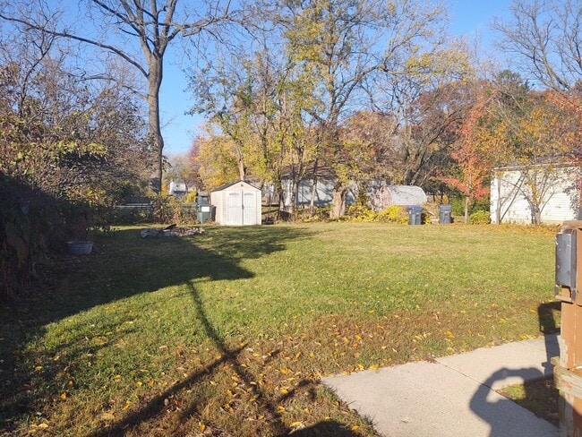 Building Photo - 10398 W Waldo Ave