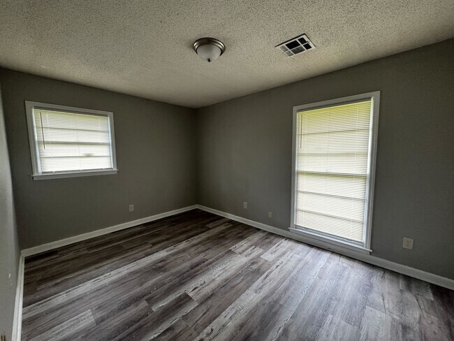 Building Photo - 406 Garden Homes Cir