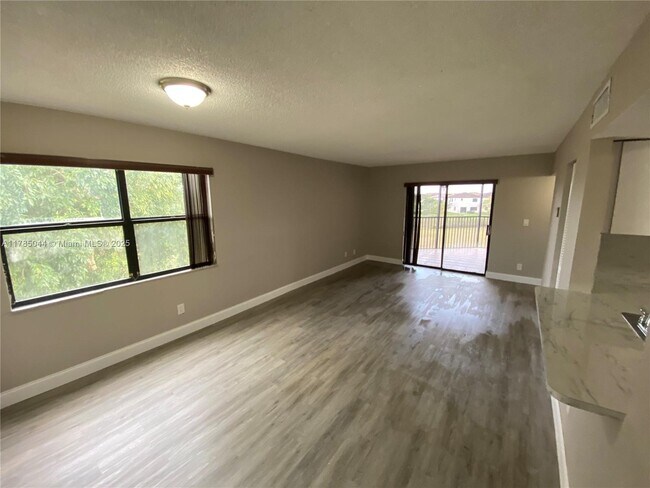 Foto del edificio - 3396 Foxcroft Rd