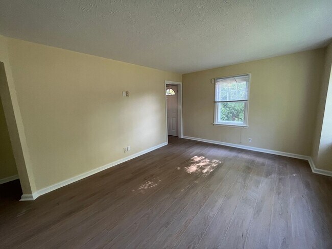 Building Photo - 3 bedroom home available in Rockford