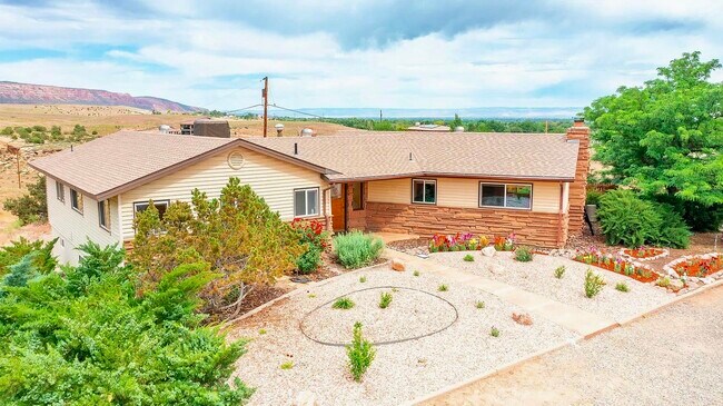 Entorno privado con vistas a un espacio abierto. - 425 Rio Vista Rd