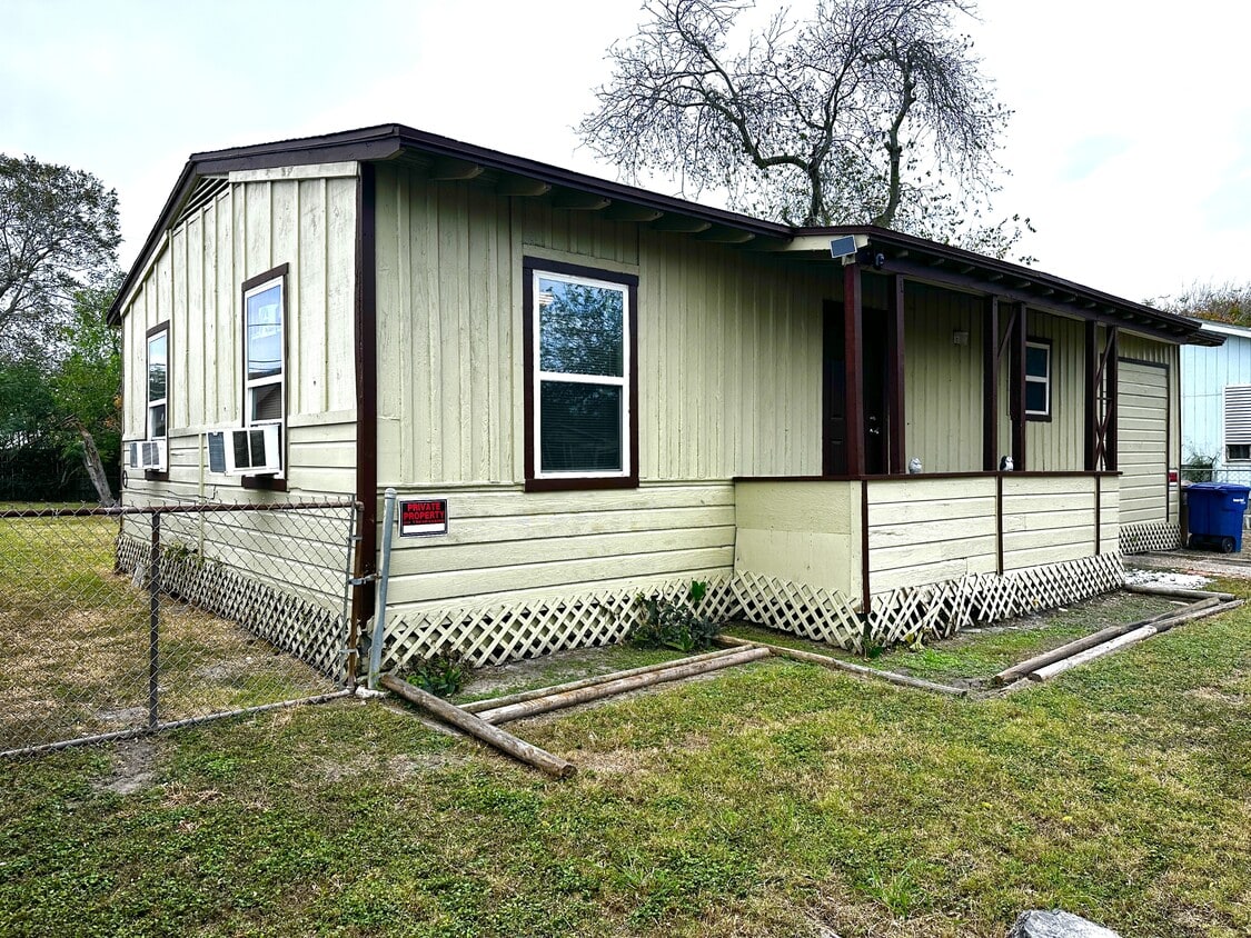 Primary Photo - 1705 Whiting Dr