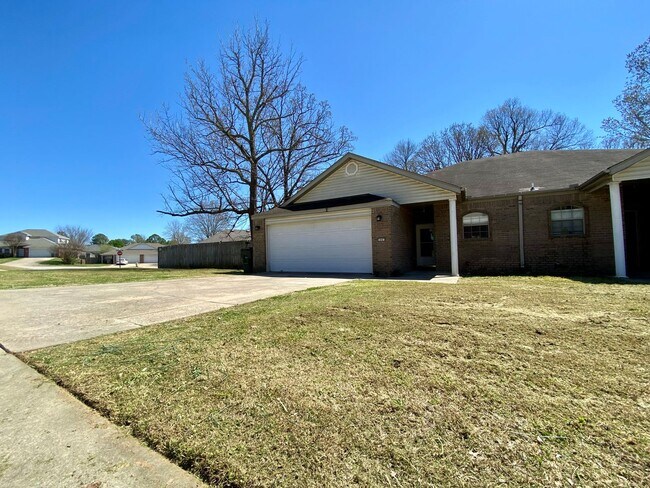Foto del edificio - There Bedroom Rent in West Fayetteville! L...