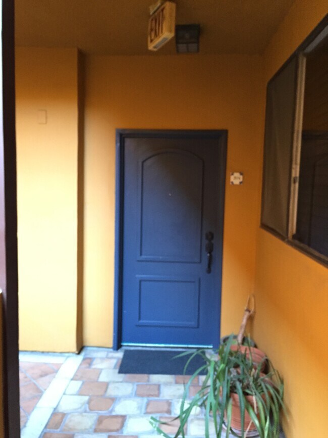Foto del edificio - 828 N Hudson Ave
